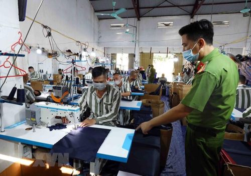 Cán bộ trại giam Ninh Khánh hướng dẫn phạm nhân lao động sản xuất. (Ảnh: Phạm Kiên/TTXVN)
