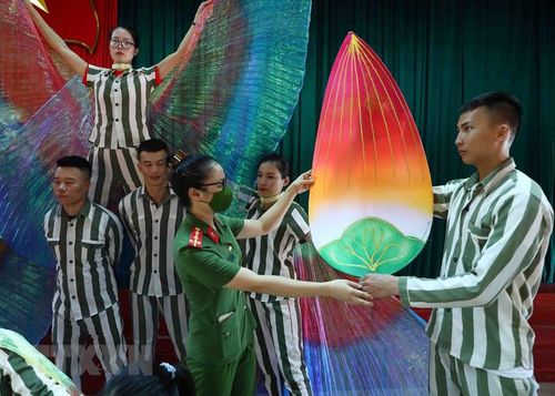 Cán bộ trại giam Ninh Khánh hướng dẫn các phạm nhân chuẩn bị các tiết mục văn nghệ cho ngày Công bố Quyết định đặc xá 2022 và tha người có quyết định được đặc xá. (Ảnh: Phạm Kiên/TTXVN)