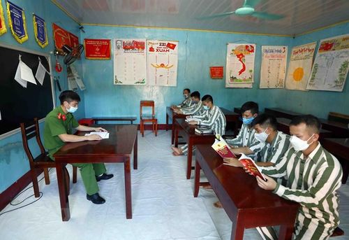 Các phạm nhân tại trại giam Ninh Khánh được cán bộ trai giam phổ biến, tư vấn pháp luật. (Ảnh: Phạm Kiên/TTXVN)