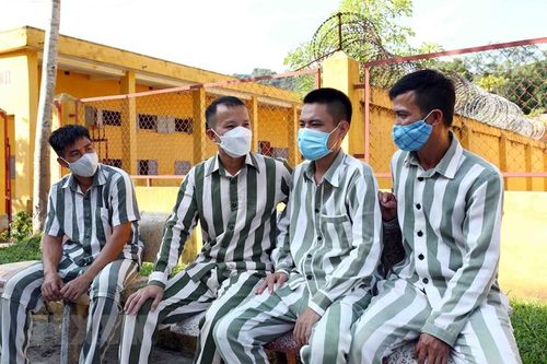 Phạm nhân T.M.C (thứ 2, bên trái qua) chia sẻ niềm vui với các phạm nhân trước ngày được đặc xá. (Ảnh: Phạm Kiên/TTXVN)