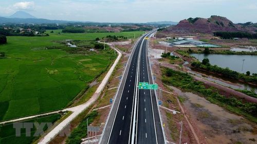 Tuyến Tiên Yên-Móng Cái dài 63,26km theo hình thức đối tác công tư (PPP), hợp đồng BOT, tổng mức đầu tư hơn 9.110 tỷ đồng. (Ảnh: Huy Hùng/TTXVN)