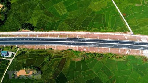 Đoạn tuyến cao tốc Vân Đồn-Móng Cái đi qua huyện Hải Hà. (Ảnh: Huy Hùng/TTXVN)