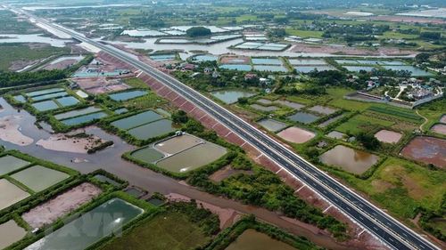 Một đoạn tuyến đi qua các đầm nuôi trồng thủy sản của người dân thành phố Móng Cái. (Ảnh: Huy Hùng/TTXVN)