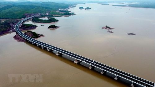 Cầu Vân Tiên dài hơn 1,5km, được đầu tư gần 800 tỷ đồng nối liền hai huyện Vân Đồn và Tiên Yên. (Ảnh: Huy Hùng/TTXVN)