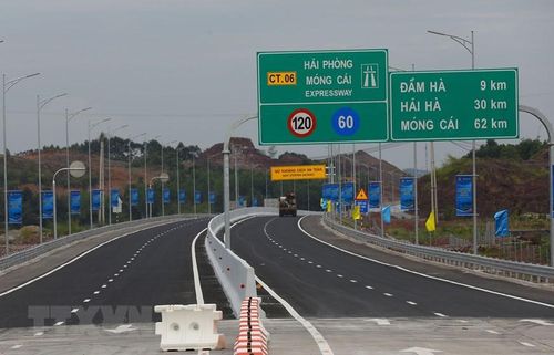 Tuyến cao tốc rút ngắn thời gian từ Móng Cái đến Hạ Long còn 1 giờ 30 phút (đi theo QL18 mất khoảng 3 giờ); từ Hà Nội đi cửa khẩu Móng Cái chỉ còn 3 giờ (hiện tại mất 5,5 giờ). (Ảnh: Huy Hùng/TTXVN)