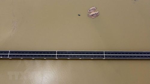 Cầu vượt biển Vân Tiên dài 1,5km, rộng 25,5m, độ sâu 19m. Việc thi công cầu vượt này trong 330 ngày đêm (11 tháng) đã lập kỷ lục mới về thi công cầu vượt biển dài nhất tỉnh Quảng Ninh. (Ảnh: Huy Hùng/TTXVN)