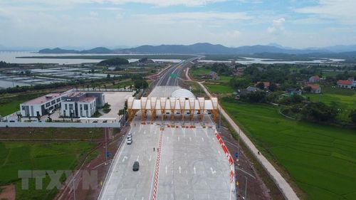 Trạm thu phí Tiên Yên trên đầu tuyến cao tốc Vân Đồn-Móng Cái. (Ảnh: Huy Hùng/TTXVN)