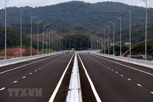 Các hạng mục như hệ thống an toàn giao thông, dải phân cách, lan can, hạng mục phụ trợ đã hoàn thành, sẵn sàng cho ngày thông xe. (Ảnh: Huy Hùng/TTXVN)