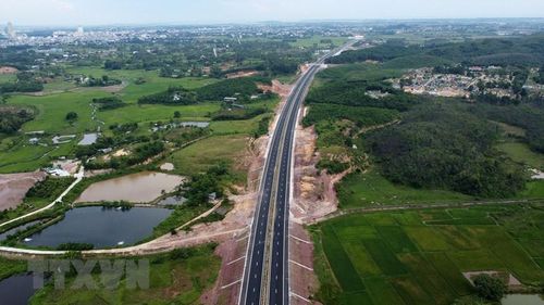 Hệ thống đường cao tốc này cũng trở thành tuyến cao tốc ven biển duy nhất kết nối trực tiếp, đồng bộ tới cả 3 khu kinh tế gồm: Khu kinh tế ven biển Quảng Yên, Khu kinh tế Vân Đồn và Khu kinh tế cửa khẩu Móng Cái. (Ảnh: Huy Hùng/TTXVN)