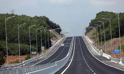 Đường cao tốc có quy mô 4 làn xe cơ giới, bề rộng nền đường 25,25m, vận tốc thiết kế 120 km/h theo tiêu chuẩn TCVN 5729:2012 (vận tốc thiết kế tối đa đối với đường cao tốc tại Việt Nam). (Ảnh: Huy Hùng/TTXVN)