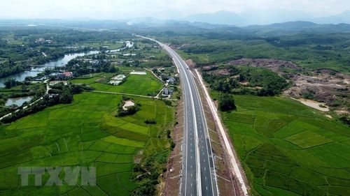 Đoạn tuyến đường đi qua những cánh đồng xanh mát mắt của huyện Hải Hà. (Ảnh: Huy Hùng/TTXVN)
