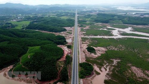 Cao tốc Vân Đồn-Móng Cái dài 80km điểm đầu nối với cao tốc Hải Phòng-Vân Đồn, điểm cuối nối với Cửa khẩu quốc tế Móng Cái. (Ảnh: Huy Hùng/TTXVN)