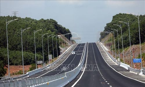 Đường cao tốc có quy mô 4 làn xe cơ giới, bề rộng nền đường 25,25m, vận tốc thiết kế 120km/h theo tiêu chuẩn TCVN 5729:2012 (vận tốc thiết kế tối đa đối với đường cao tốc tại Việt Nam).