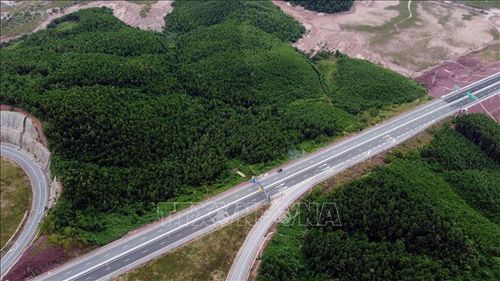 Cao tốc có 4 làn xe cơ giới với bề rộng nền đường 25,25 m, vận tốc thiết kế 120 km/h.