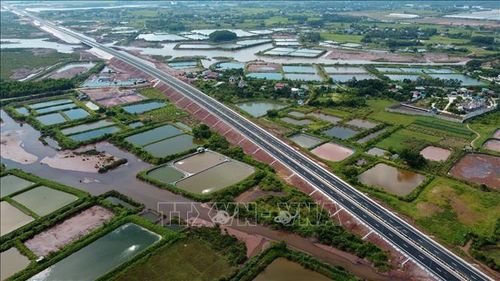 Một đoạn tuyến đi qua các đầm nuôi trồng thủy sản của người dân thành phố Móng Cái.