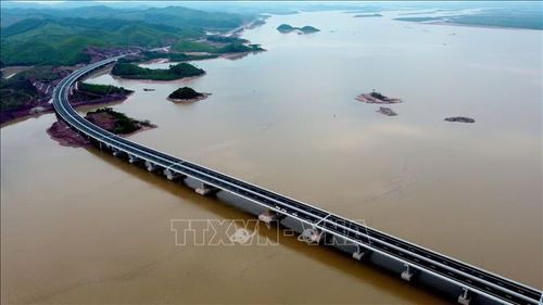 Cầu Vân Tiên dài hơn 1,5 km, được đầu tư gần 800 tỷ đồng nối liền hai huyện Vân Đồn và Tiên Yên.