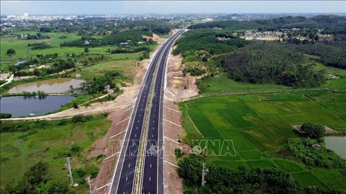 Hệ thống đường cao tốc này cũng trở thành tuyến cao tốc ven biển duy nhất kết nối trực tiếp, đồng bộ tới cả 3 khu kinh tế gồm: Khu kinh tế ven biển Quảng Yên, Khu kinh tế Vân Đồn và Khu kinh tế cửa khẩu Móng Cái.
