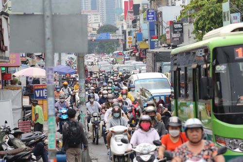 Các tuyến đường xung quanh Bến xe Miền Đông cũng đông hơn khi về chiều tối.