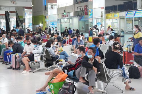 Càng về chiều, người dân đổ về Bến xe Miền Đông càng đông đúc.
