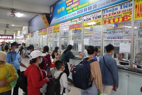 Người dân tranh thủ đến Bến xe Miền Đông từ sớm để mua vé về quê.
