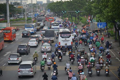 Lúc 17 giờ, ở cửa ngõ về miền Tây, lượng phương tiện đổ về rất đông nên đã xảy ra ùn tắc đoạn qua cầu Bình Điền (huyện Bình Chánh).
