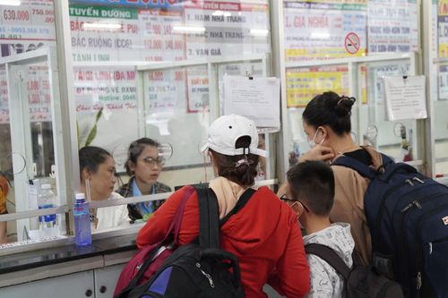 Một số người dân không mua được vé trực tuyến phải ra bến xe mua vé trực tiếp vào giờ chót.