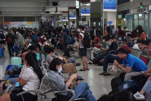 Bên trong Bến xe Miền Đông cũng bắt đầu đông khách từ lúc 17 giờ 30 phút.