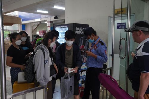 Nhiều người dân xếp hàng chờ soát vé trước khi ra xe.