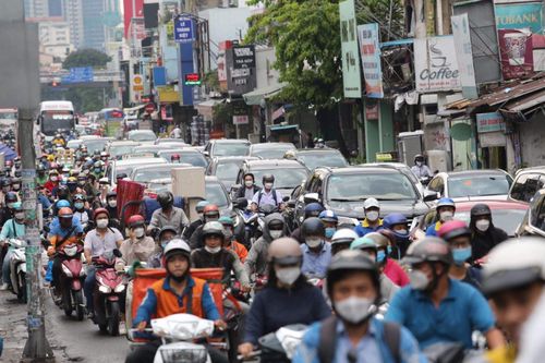 Kết thúc ngày làm việc cuối cùng trước kỳ nghỉ lễ 2/9, dòng người đổ về Bến xe Miền Đông khá đông.