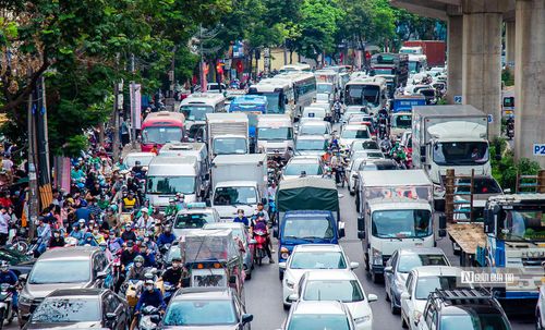 Theo đó, giao thông chiều ngày 31/8 tại các bến xe cũng rời vào tình trạng đông đúc, ùn tắc cục bộ, càng về chiều tối, tình trạng ùn tắc càng kéo dài.
