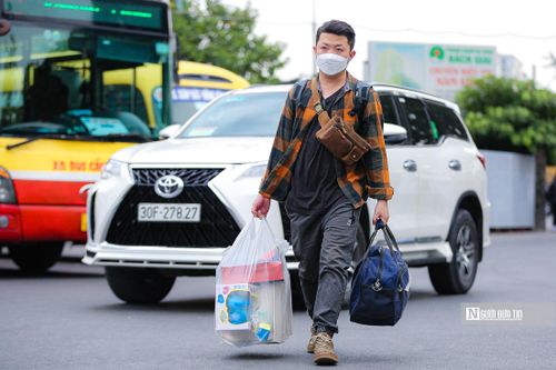 Tại các bến xe cũng tăng cường việc kiểm tra trước khi xe xuất bến, đảm bảo không nhồi nhét hành khách, thu giá vé vượt quá mức quy định, sẵn sàng xử phạt nếu phát hiện vi phạm.