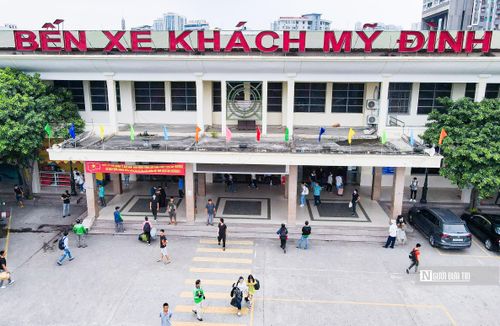 Ghi nhận của Người Đưa Tin chiều ngày 31/8 - ngày làm việc cuối cùng trước kỳ nghỉ lễ Quốc khánh 2/9, từ sớm nhiều người dân đã đổ ra các bến xe để về quê nghỉ lễ.