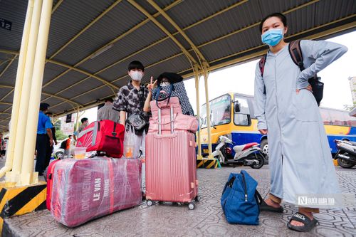 Người dân với đồ đạc lỉnh kỉnh chờ xe tại bến xe Giáp Bát.