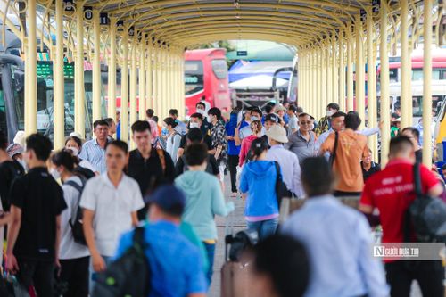 Hàng nghìn người đổ về bến xe từ sớm.