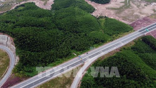 Cao tốc có 4 làn xe cơ giới với bề rộng nền đường 25,25 m, vận tốc thiết kế 120 km/h. Ảnh: Huy Hùng - TTXVN