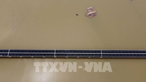 Cầu vượt biển Vân Tiên dài 1,5 km, rộng 25,5m, độ sâu 19m. Việc thi công cầu vượt này trong 330 ngày đêm (11 tháng) đã lập kỷ lục mới về thi công cầu vượt biển dài nhất tỉnh Quảng Ninh. Ảnh: Huy Hùng - TTXVN