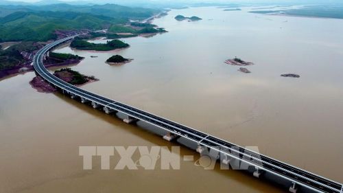 Cầu Vân Tiên dài hơn 1,5 km, được đầu tư gần 800 tỷ đồng nối liền hai huyện Vân Đồn và Tiên Yên. Ảnh: Huy Hùng - TTXVN