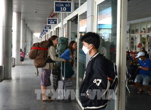 Du khách tại sảnh chờ của Bến xe trung tâm thành phố Đà Nẵng. Ảnh: Quốc Dũng - TTXVN