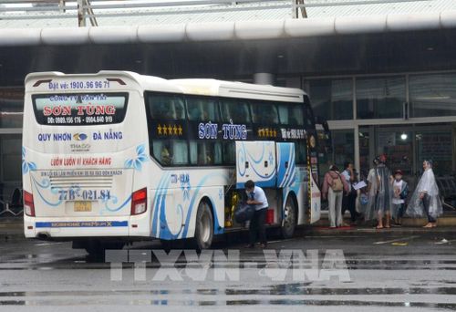 Hoạt động vận chuyển hành khách tại Bến xe trung tâm thành phố Đà Nẵng. Ảnh: Quốc Dũng - TTXVN