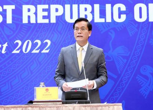 Thứ trưởng Bộ Ngoại giao Hà Kim Ngọc trả lời câu hỏi của phóng viên.
