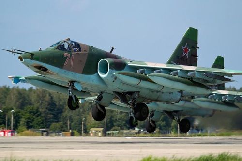 Người đối thoại của tờ PolitExpert cũng nhấn mạnh yếu tố cường kích Su-25 của Nga đã nhận được ba lợi thế cùng một lúc trong các trận chiến ở Ukraine. Đầu tiên, vấn đề liên quan đến điều kiện thời tiết.