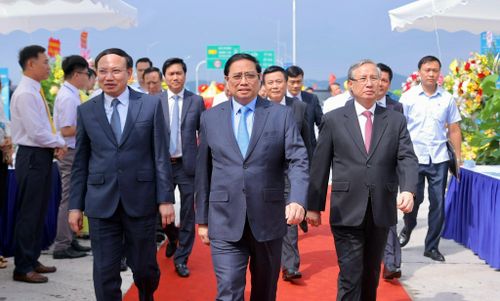 Thủ tướng Chính phủ Phạm Minh Chính đến dự lễ khánh thành cao tốc Vân Đồn - Móng Cái và chung vui với Đảng bộ, chính quyền, nhân dân tỉnh Quảng Ninh.Thủ tướng Chính phủ Phạm Minh Chính cùng các đại biểu dự và cắt băng khánh thành tuyến cao tốc Vân Đồn - Móng Cái.Lễ khánh thành cao tốc Vân Đồn - Móng Cái diễn ra trong không khí vui tươi, phấn khởi.Những đoàn xe đầu tiên chạy thông tuyến cao tốc.Dự án Đường cao tốc Vân Đồn - Móng Cái có tổng chiều dài 80,23 km với tổng vốn đầu tư của dự án trên 14.000 tỷ đồng.Dự án bao gồm 2 dự án độc lập, trong đó: Tuyến Vân Đồn - Tiên Yên dài 16 km có tổng mức đầu tư 3.658 tỷ đồng bằng vốn ngân sách tỉnh Quảng Ninh.... Tuyến Tiên Yên - Móng Cái dài 64 km có tổng vốn đầu tư 9.113 tỷ đồng, được đầu tư theo phương thức PPP, hợp đồng BOT, do Công ty TNHH Đầu tư và phát triển hạ tầng Vân Đồn (thuộc Tập đoàn Sun Group) làm chủ đầu tư.Cao tốc Vân Đồn - Móng Cái là một trong những tuyến đường sở hữu nhiều cây cầu vượt biển, vượt sông suối nhất cả nước với 35 cây cầu.Hệ thống giao thông thông minh ITS được trang bị hiện đại ghi hình liên tục 24/24 giờ trong mọi điều kiện thời tiết.Hệ thống 66 camera an ninh liên tục truyền tải tín hiệu về trạm điều hành.Cao tốc Vân Đồn - Móng Cái khánh thành và đi vào hoạt động là niềm tự hào của tỉnh Quảng Ninh trong công tác đầu tư phát triển hạ tầng, khi đây là địa phương duy nhất cả nước sở hữu tuyến cao tốc dài nhất, hiện đại nhất.