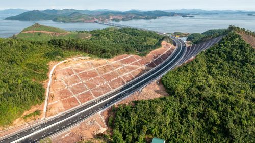  Cao tốc Vân Đồn - Móng Cái giúp Quảng Ninh kết nối giao thương, phát triển khu vực nội vùng với biên giới và khu vực Bắc Á. Ảnh: Quốc Nam. 