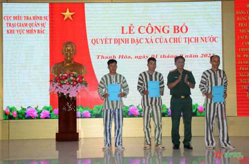 Giám thị Trại giam Quân sự khu vực miền Bắc trao Giấy chứng nhận đặc xá của Chủ tịch nước cho người được hưởng đặc xá.