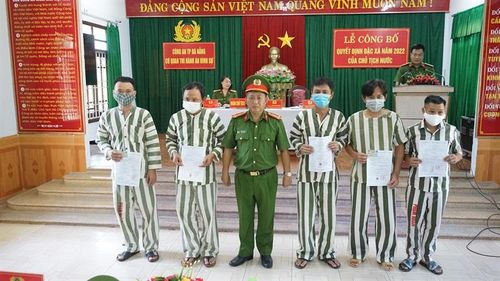 Thượng tá Hồ Thanh Hưng trao Giấy chứng nhận đặc xá cho phạm nhân theo Quyết định của Chủ tịch nước.
