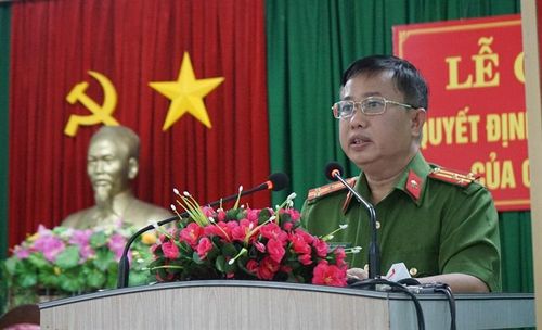 Thượng tá Hồ Thanh Hưng công bố Quyết định đặc xá của Chủ tịch nước và danh sách 11 phạm nhân được đặc sá.