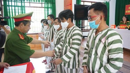 Đại tá Phan Văn Dũng trao Giấy chứng nhận đặc xá và Căn cước công dân cho phạm nhân.