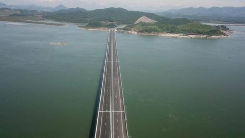 Cầu Tiên Yên trên cao tốc Vân Đồn- Móng Cái dài 1,5km là cây cầu vượt biển lớn nhất trên tuyến