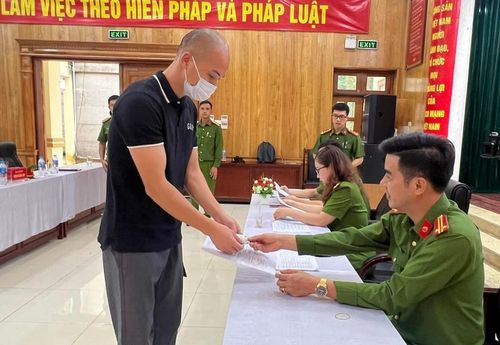 Trao căn cước công dân cho 40 người vừa được tái hòa nhập cộng đồng.