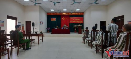 Phạm nhân trong buổi nhận quyết định đặc xá